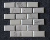 Baldosa de mosaico de mármol blanca del ladrillo rectangular, tejas de piedra modernas del cuarto de baño del mosaico