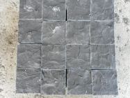 Las pavimentadoras gris oscuro del guijarro del granito, granito de la densidad 2.8g/Cm3 cubican la pavimentación