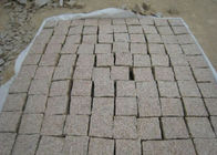 Las piedras de pavimentación naturales amarillas cubican la dureza de acabado superficial de encargo 104hsd