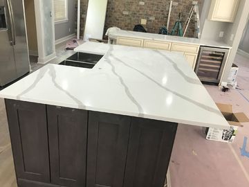 Encimeras blancas de piedra superficiales sólidas de la cocina del cuarzo
