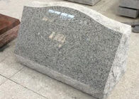 Lápidas mortuorias conmemorativas del granito gris sobre superficie pulida 90 grados